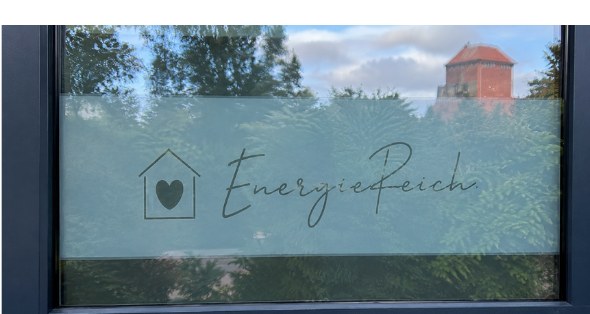 EnergieReich Praxisraum mit Liege und natürlichem Licht